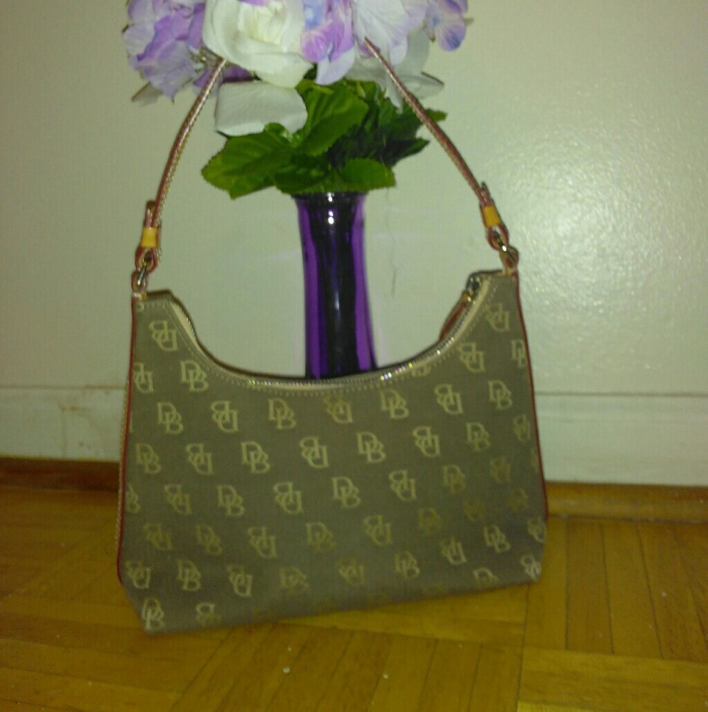 Small Dooney an Bourke purse FIRM PRICE